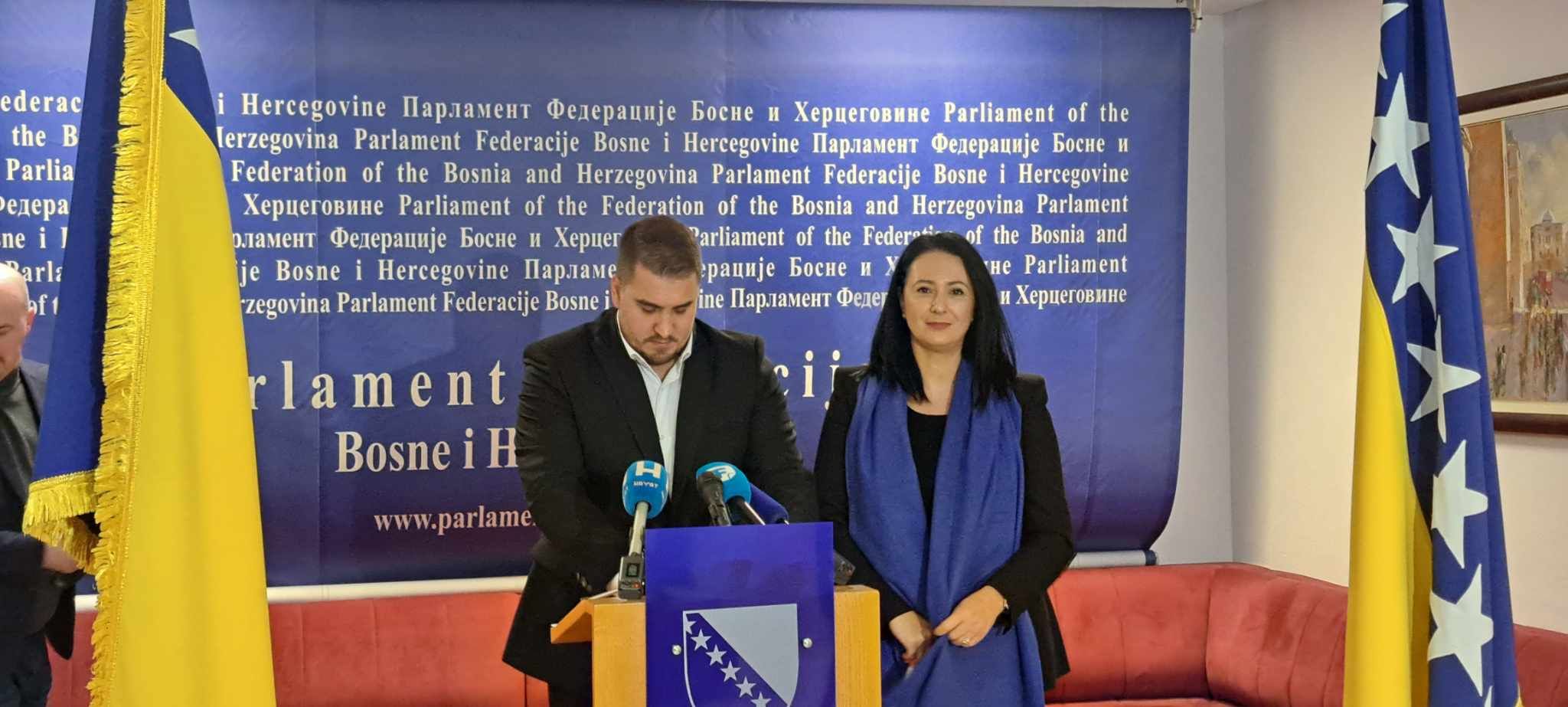 Zahiragić je naveo kako je aktuelna federalna Vlada svoju nesposobnost pokazala i kroz neslavne razorne poplave