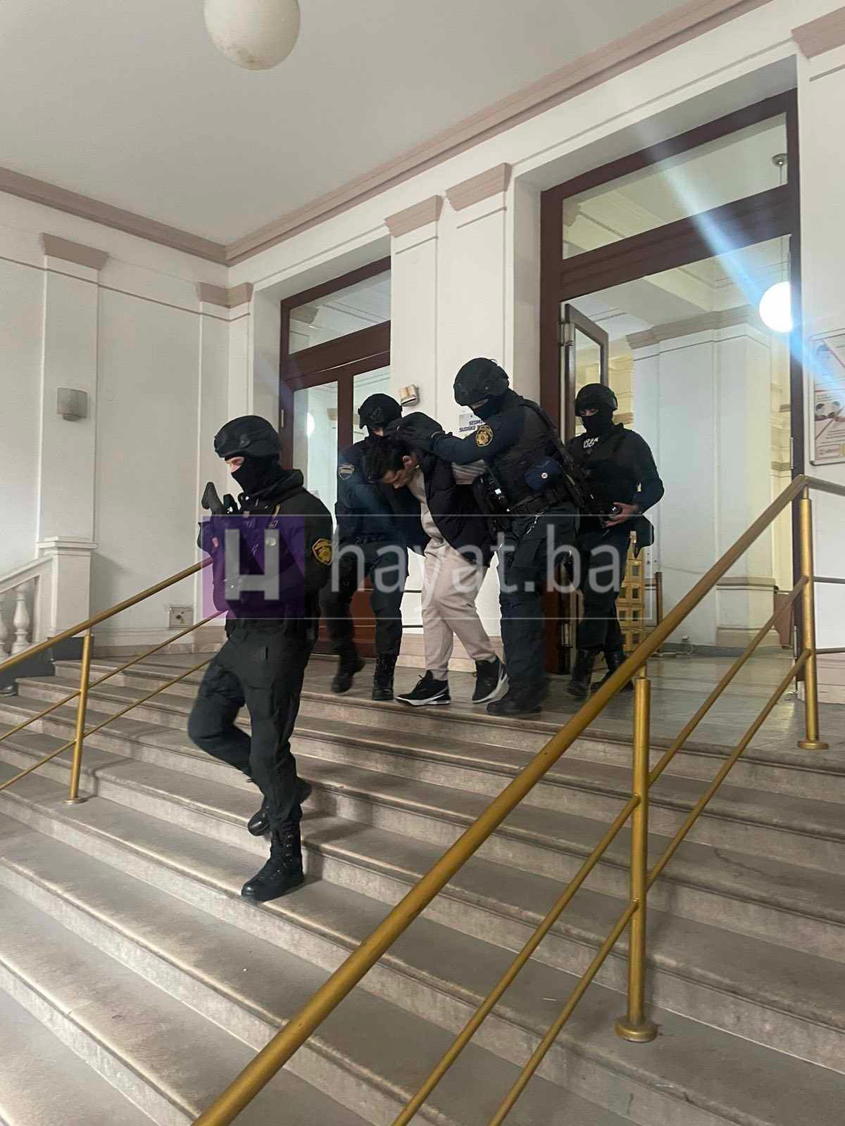 Osumnjičeni za pljačku zlatare na Baščaršiji dovezeni u KPZ Zenica