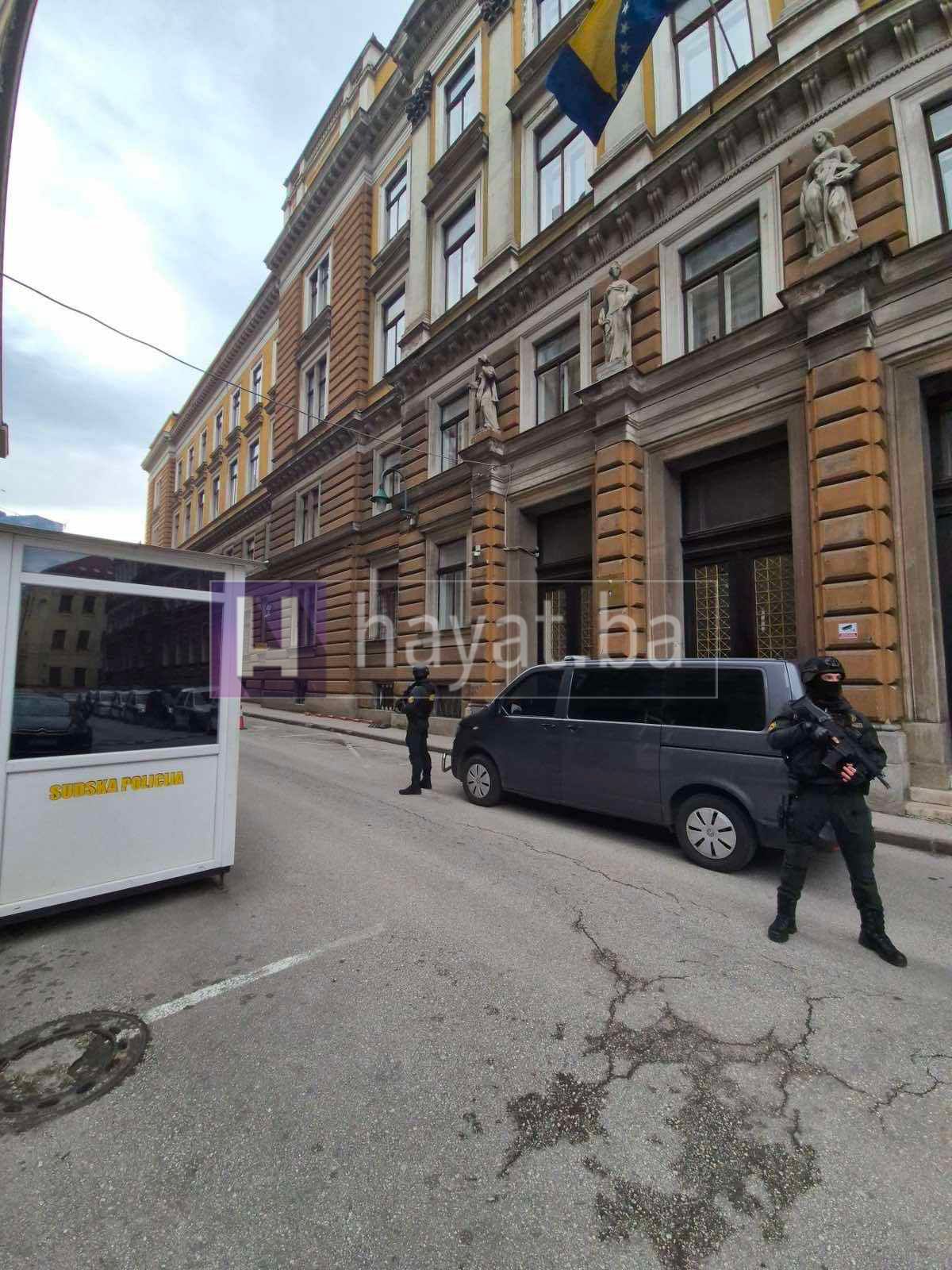 Riječ je o osobama odranije poznatim policiji, a Šišaković koji već duži vremenski period živi u Zagrebu, više puta je osuđivan u Hrvatskoj