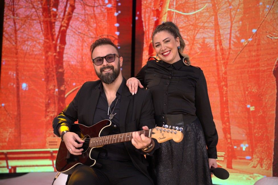 Uz Memnuna i Anela zapjevat će i naš novinar Emerin sa suprugom: Gledajte 'Live Holiday market'