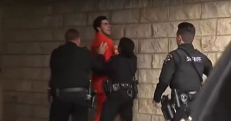 Optužen je za ubistvo prvog i drugog stepena, kao i za posjedovanje oružja, rekli su tužioci