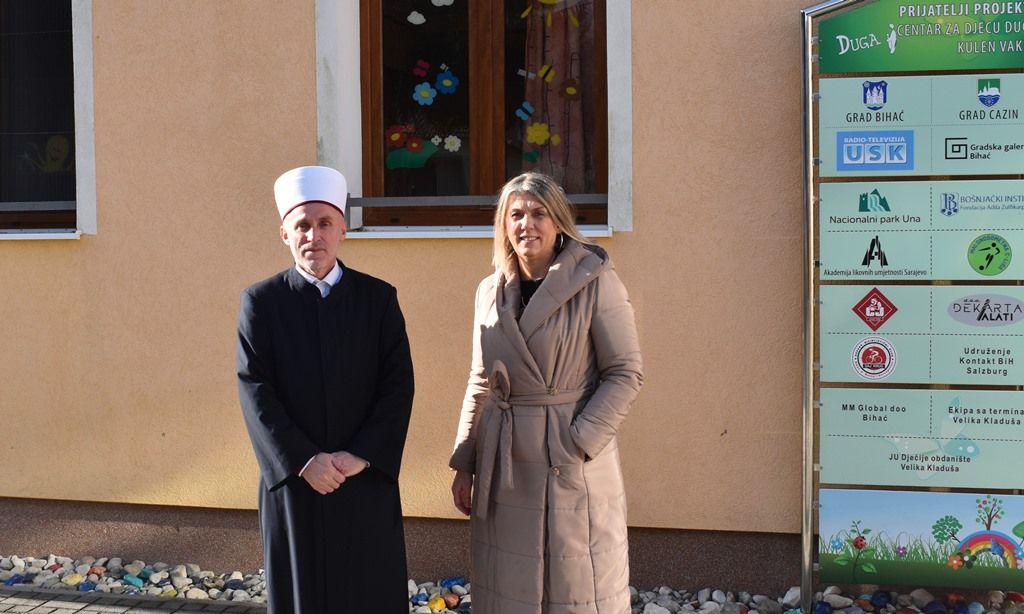 Tokom posjete, muftija Kudić uručio je simbolične poklone i čestitao značajan jubilej Centra.
