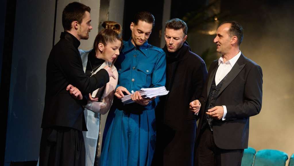 Predstava je zasnovana na Ibsenovim „Stubovima društva“, te su Vukotić i Udovičić-Pleština inspiraciju i motive pronašle i u „Heddi Gabler“, „Nori“ i „Neprijatelju naroda“. 