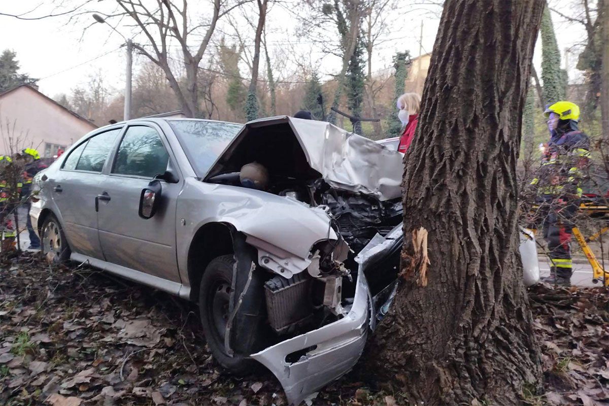 Automobil škoda octavia zakucao se u drvo i nastala je velika materijalna šeteta, i na licu mjesta bila je Služba hitne pomoći.