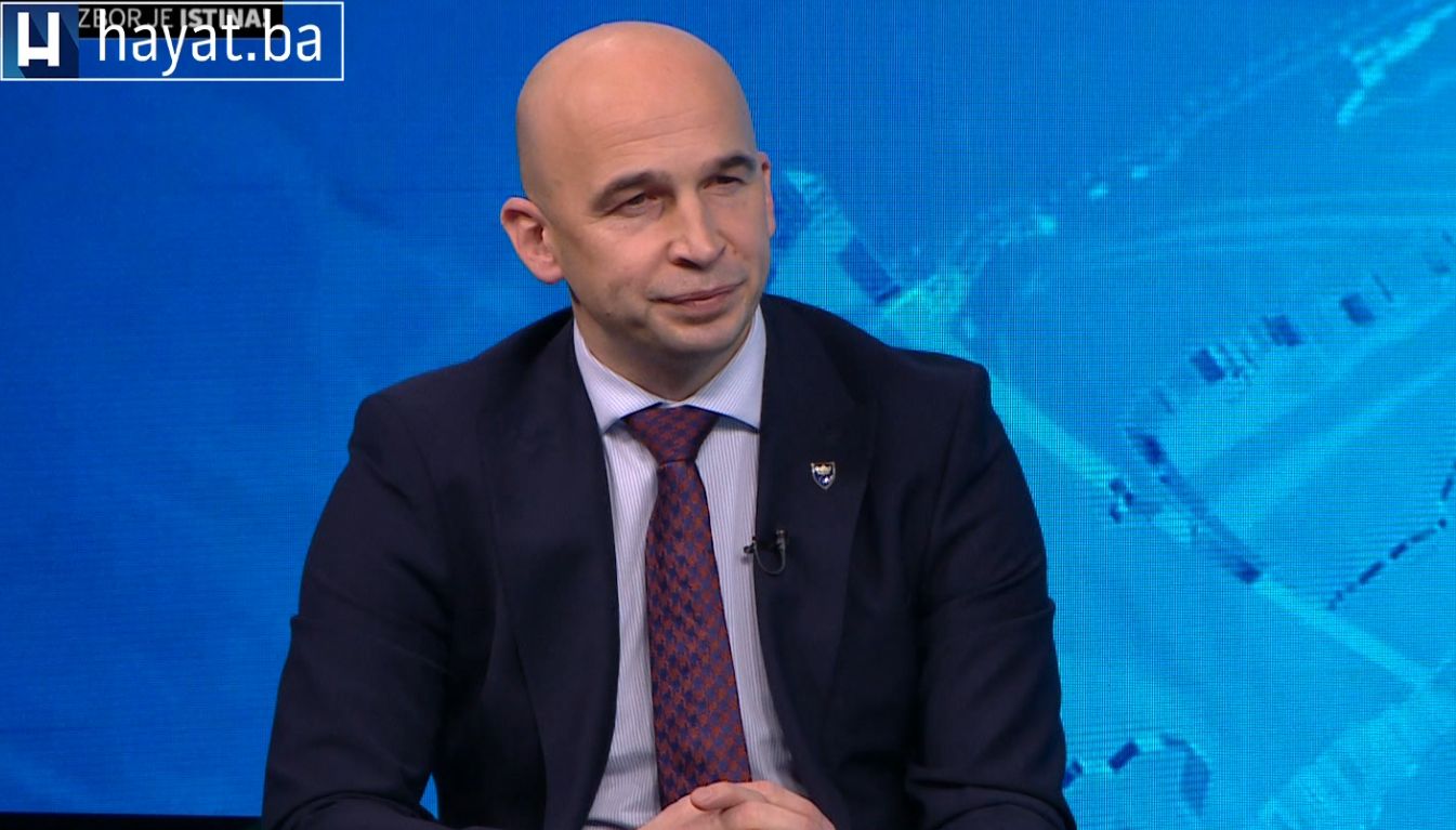 Nakon jučerašnjeg usvajanja dva zakona na sjednici Vijeća ministara, koji su traženi na evropskom putu čini se da smo ipak, pomalo sporo, napravili korak naprijed ka EU integraciji