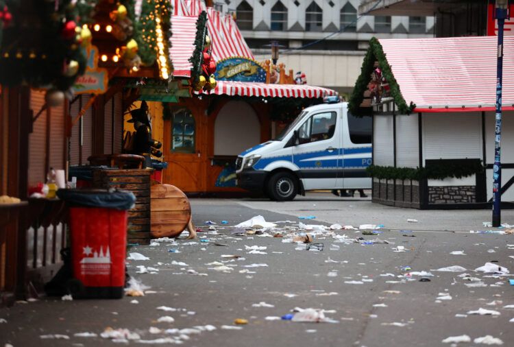 Rečeno je da je osumnjičenik koristio saobraćajne trake za hitne slučajeve kako bi projurio kroz božićni sajam u petak, gazivši ljude velikom brzinom