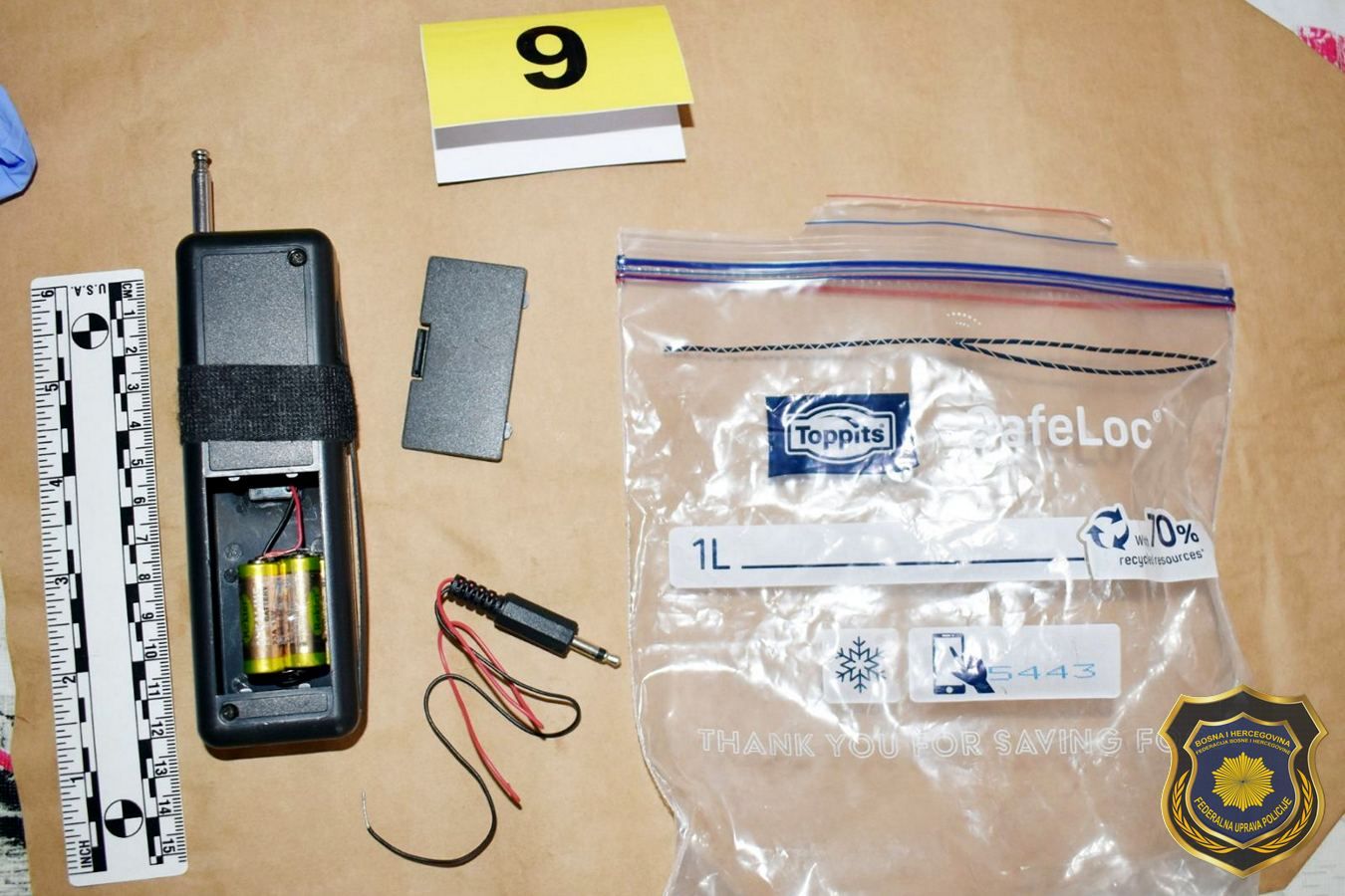 Prilikom pretresa, pronađen je eksploziv, uređaj za daljinsko aktiviranje eksplozivne naprave, zaštitni prsluk, cijev pištolja i drugi predmeti.