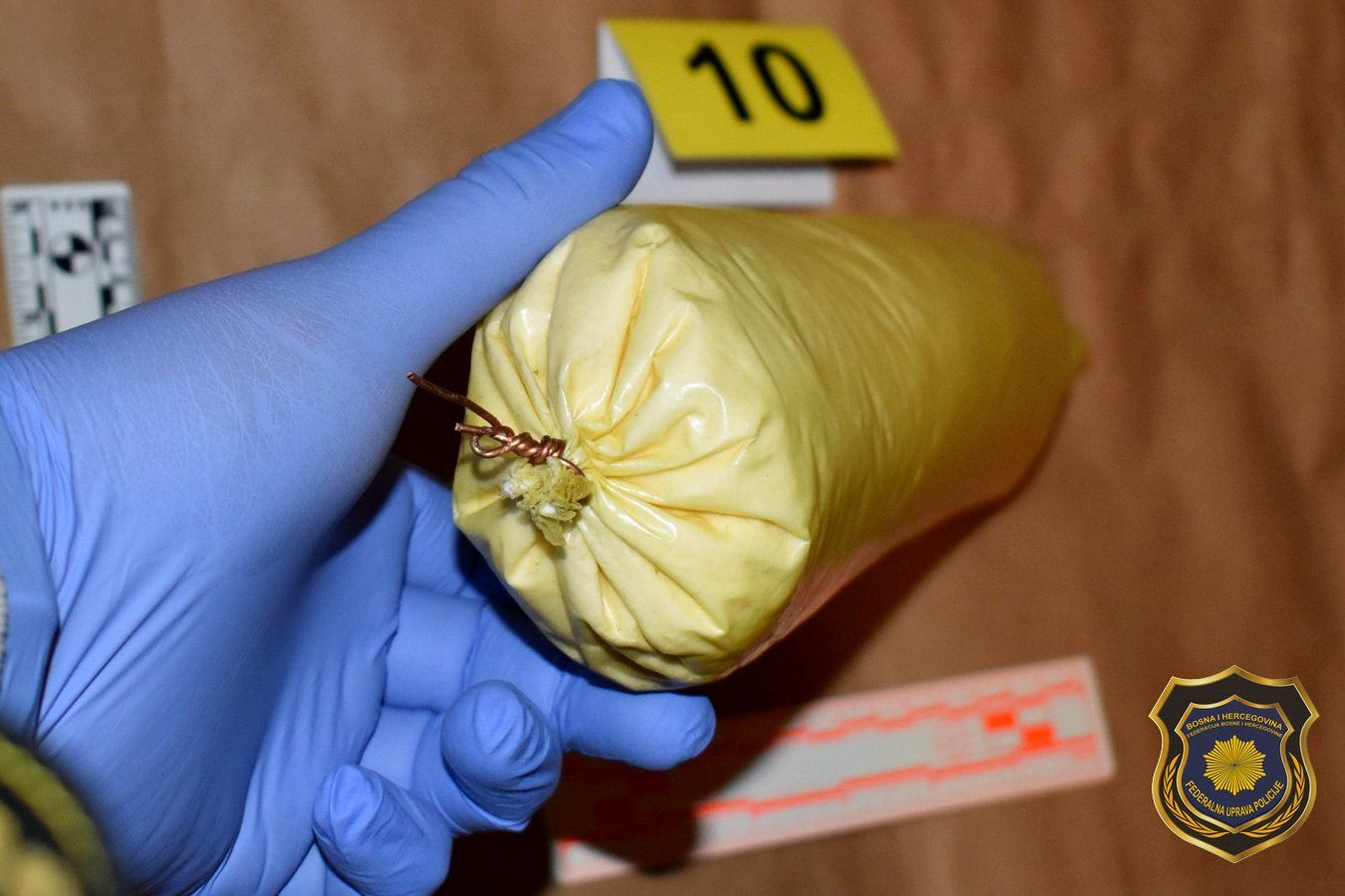 Prilikom pretresa, pronađen je eksploziv, uređaj za daljinsko aktiviranje eksplozivne naprave, zaštitni prsluk, cijev pištolja i drugi predmeti.