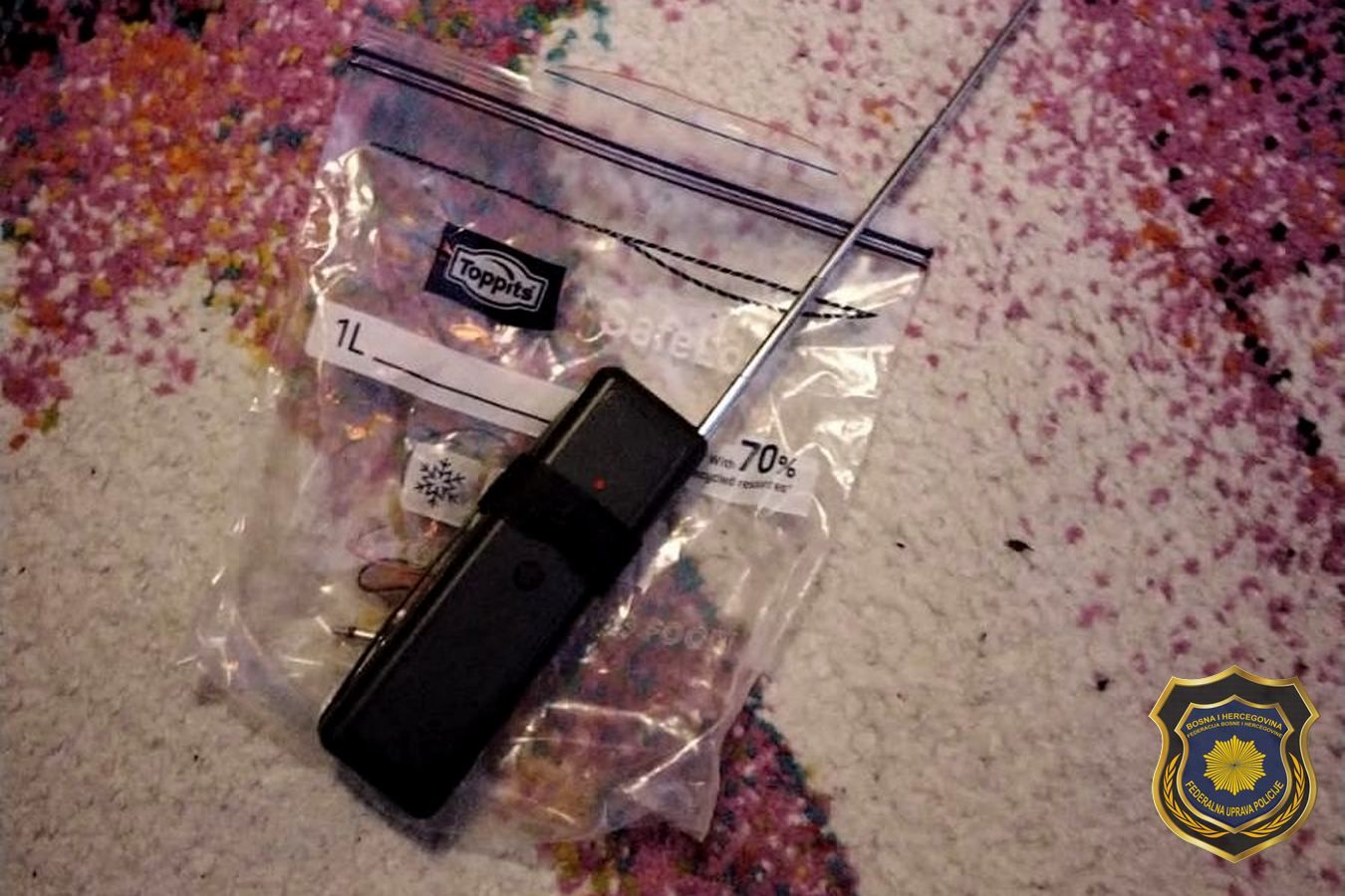 Prilikom pretresa, pronađen je eksploziv, uređaj za daljinsko aktiviranje eksplozivne naprave, zaštitni prsluk, cijev pištolja i drugi predmeti.