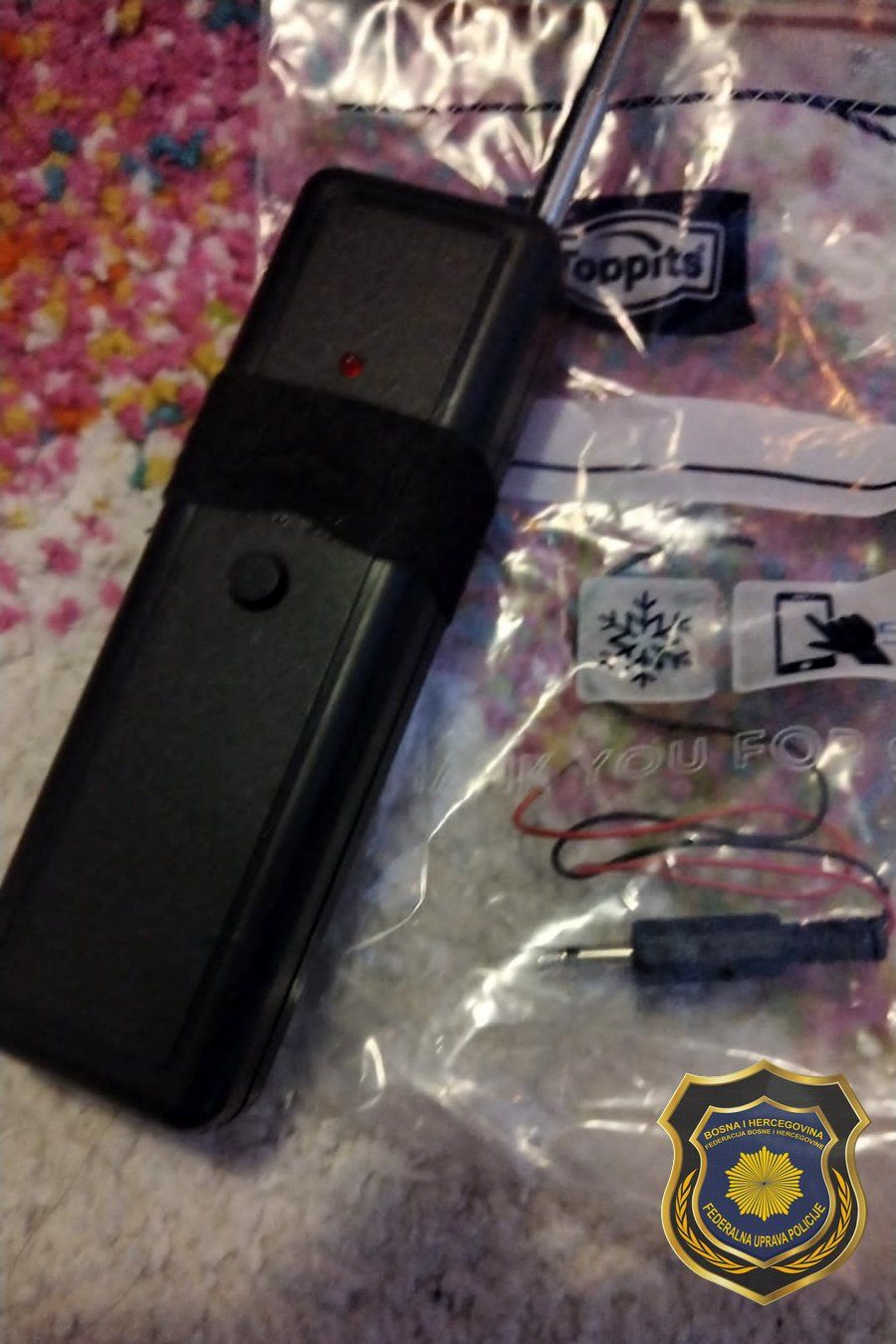 Prilikom pretresa, pronađen je eksploziv, uređaj za daljinsko aktiviranje eksplozivne naprave, zaštitni prsluk, cijev pištolja i drugi predmeti.