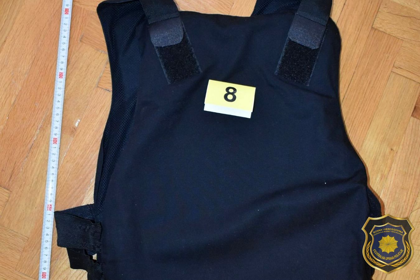 Prilikom pretresa, pronađen je eksploziv, uređaj za daljinsko aktiviranje eksplozivne naprave, zaštitni prsluk, cijev pištolja i drugi predmeti.