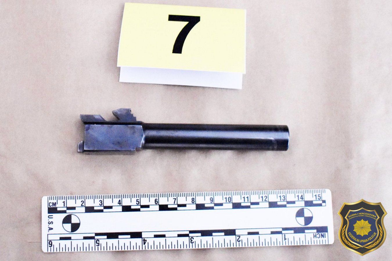 Prilikom pretresa, pronađen je eksploziv, uređaj za daljinsko aktiviranje eksplozivne naprave, zaštitni prsluk, cijev pištolja i drugi predmeti.