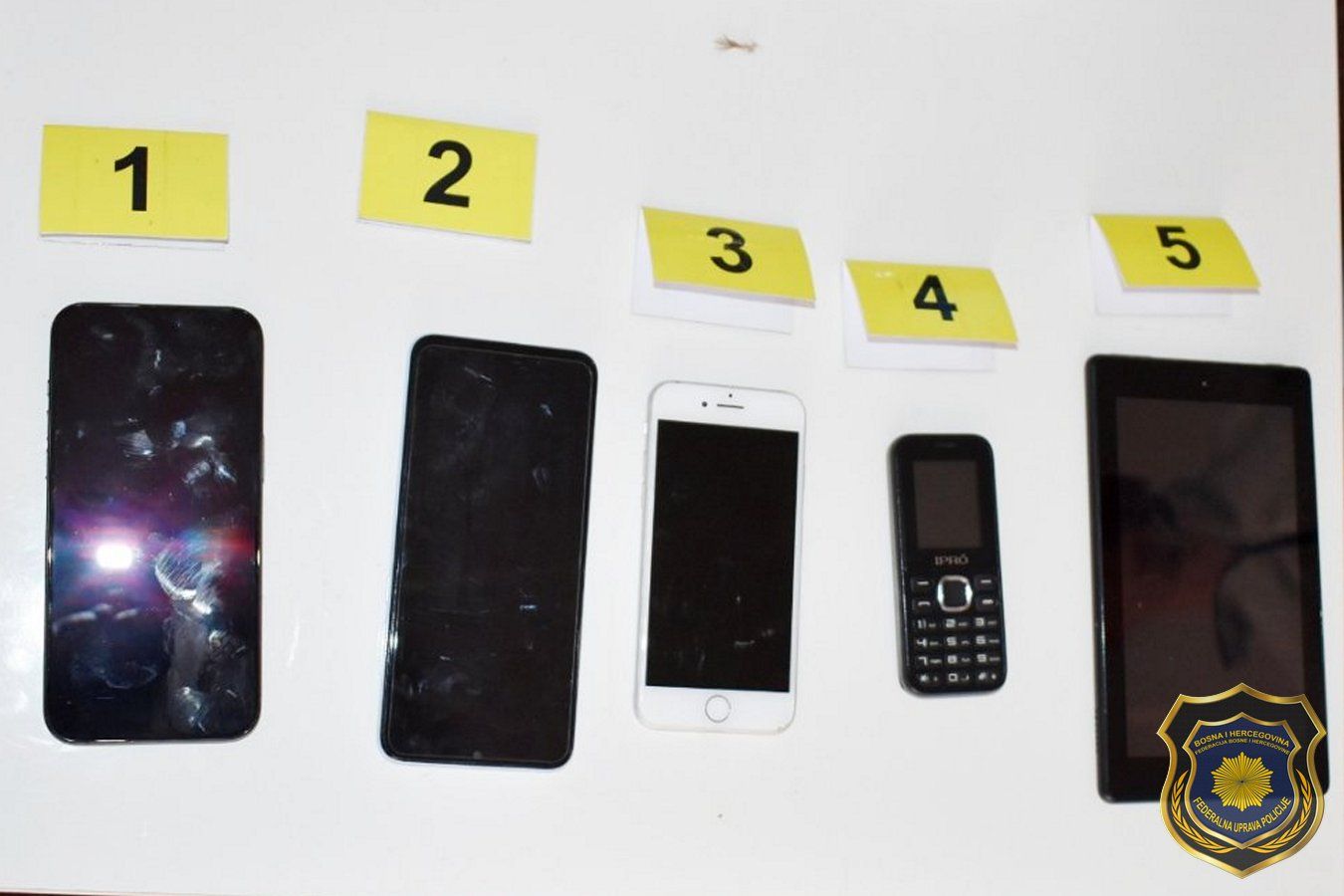 Prilikom pretresa, pronađen je eksploziv, uređaj za daljinsko aktiviranje eksplozivne naprave, zaštitni prsluk, cijev pištolja i drugi predmeti.