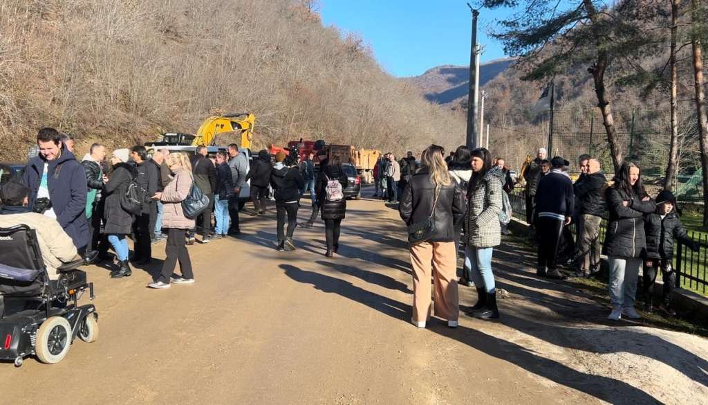 Glavni zahtjevi okupljenih su bili da se obustave sve aktivnosti vezane za izgradnju MHE