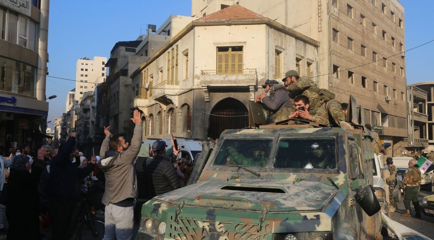 Svijet je zatečen brzom i veoma uspješnom ofanzivom pobunjenika u Siriji, koji su nakon samo nekoliko dana, gotovo bez otpora, ušli u glavni grad Damask, i proglasili pobjedu