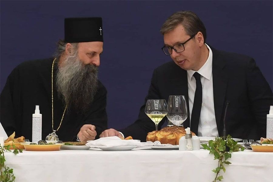 -Zašto svakog dana u 11.52 ne zvone zvona na crkvama, upitao je.