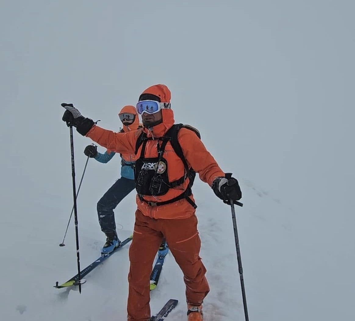 Kako su kazali, jutros u 09.00 sati formiraju se timovi koji kreću u potragu, a učestovat će oko 50-ak pripadnika Gorske službe spasavanja (GSS).