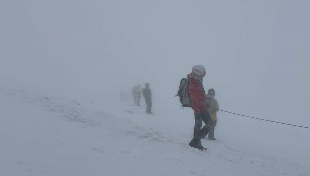 Vjetar puše velikom jačinom, udara direktno u lice spasioca te pokriva i njihove tragove