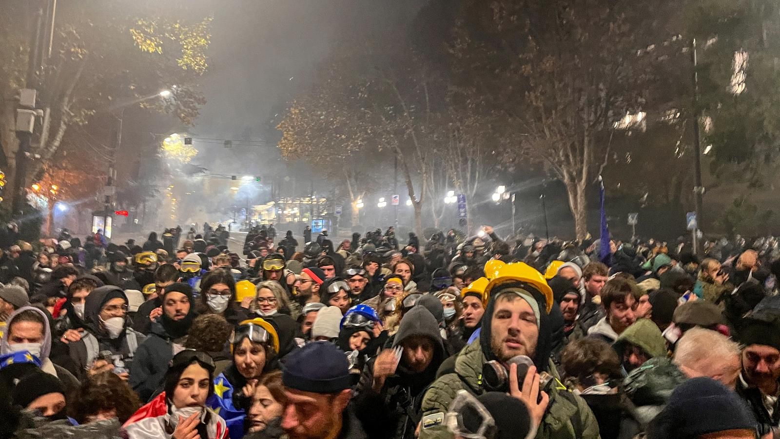 Haotično treću noć: Demonstranti gađaju policiju vatrometima, oni uzvraćaju vodenim topovima