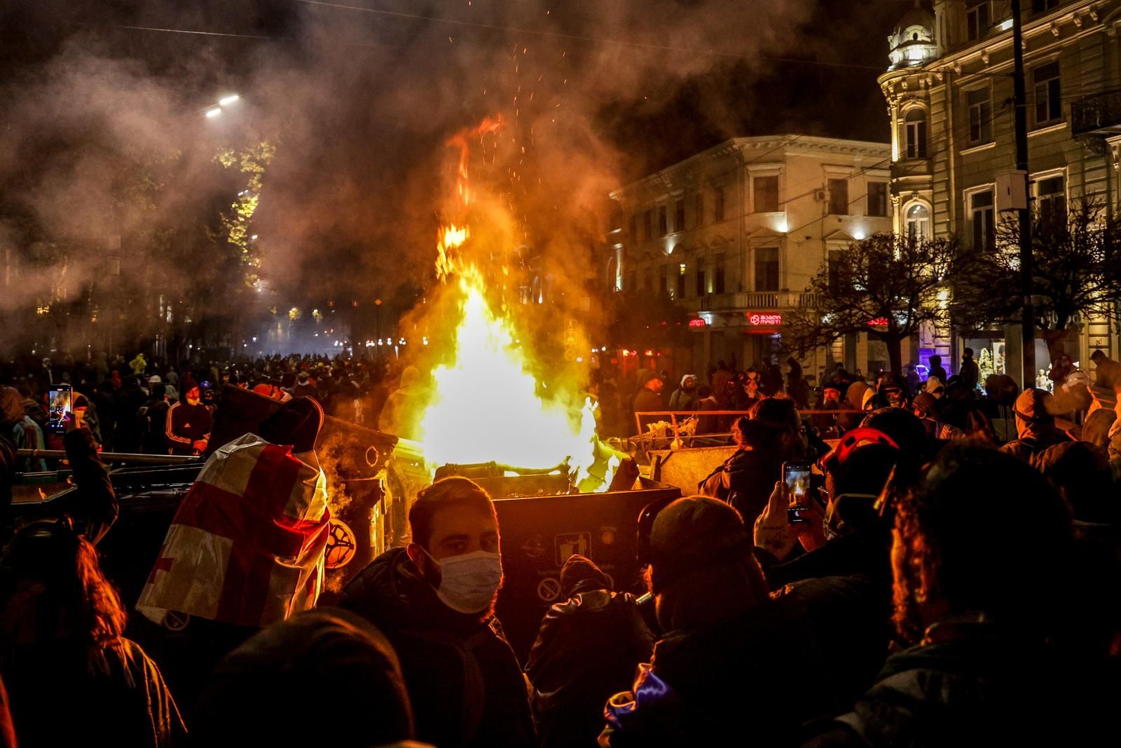 Napominje se da su uprkos ponovljenim upozorenjima, tokom mitinga pojedini učesnici oštetili zgradu parlamenta i infrastrukturu koja se nalazi u aveniji Rustaveli