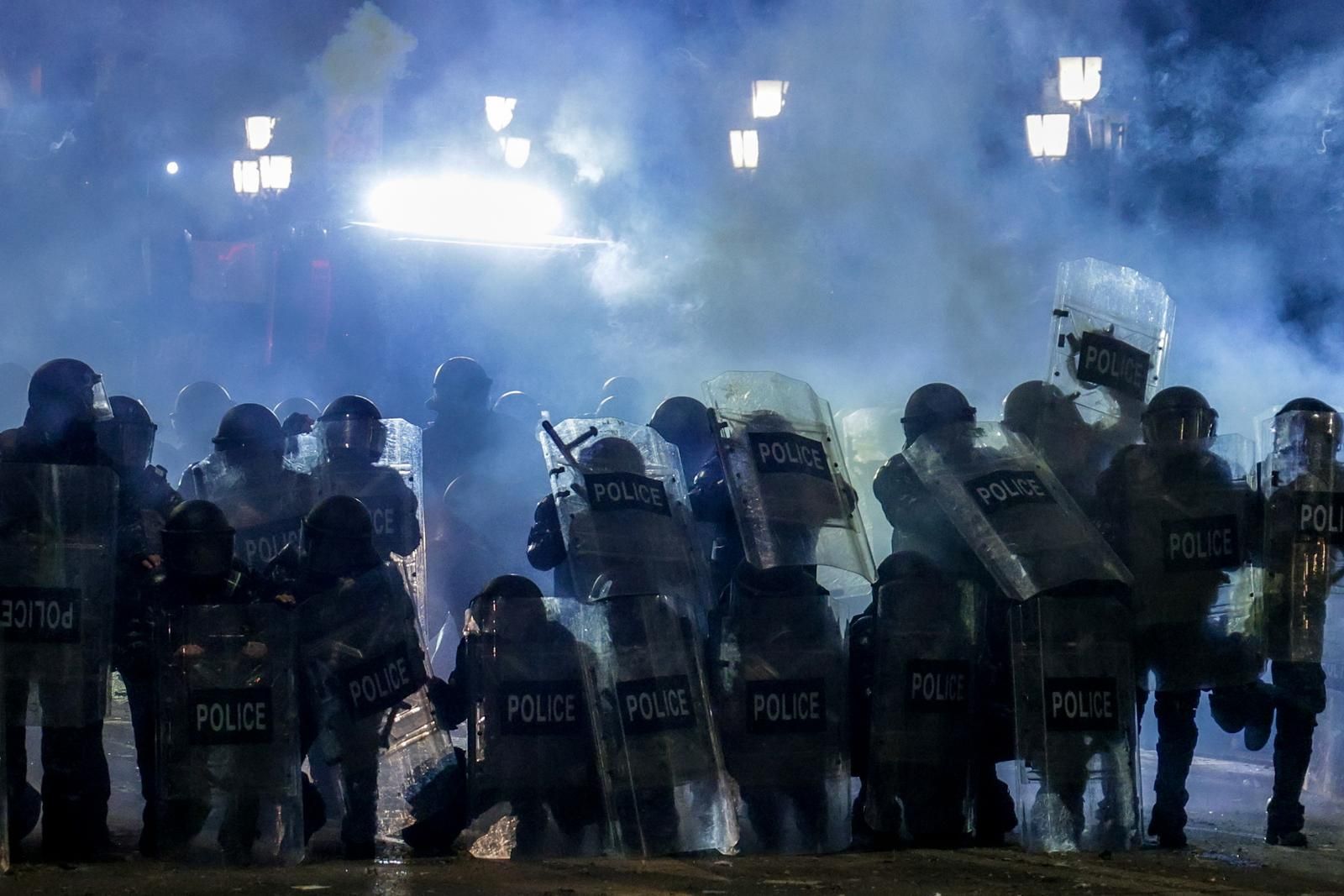 Haotično treću noć: Demonstranti gađaju policiju vatrometima, oni uzvraćaju vodenim topovima