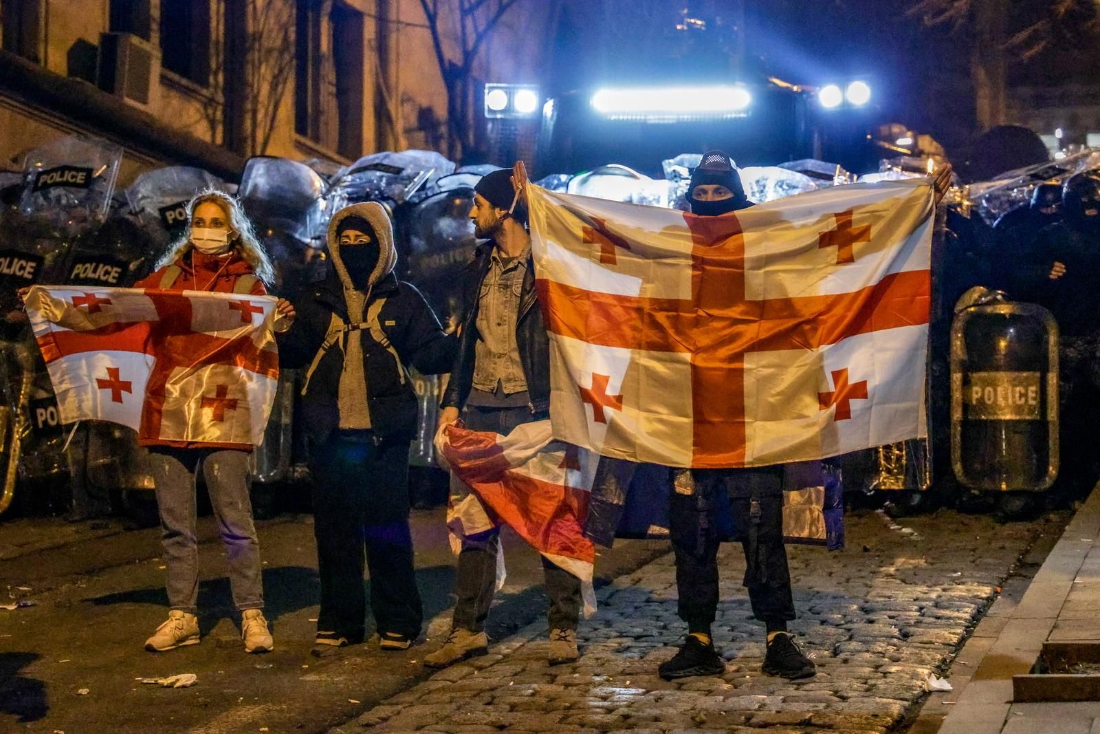 Haotično treću noć: Demonstranti gađaju policiju vatrometima, oni uzvraćaju vodenim topovima