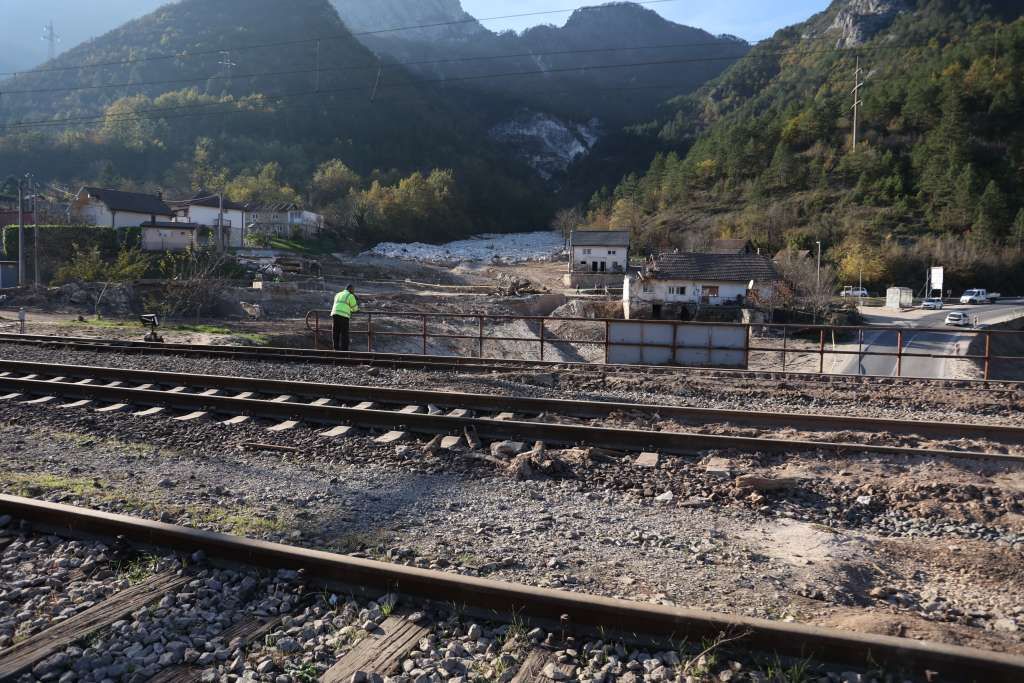 Također, vrše se radovi na osposobljavanju za promet magistralne ceste M-17- 5 Jablanica-Blidinje