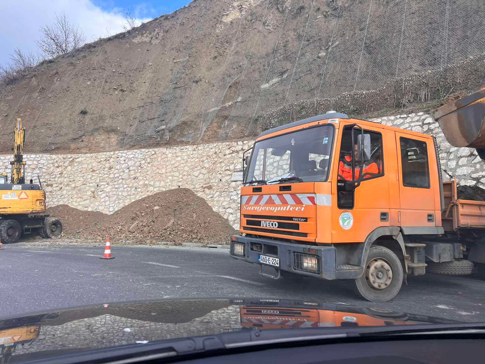 Teške mašine na kružnom toku, usporen saobraćaj kroz Vogošću