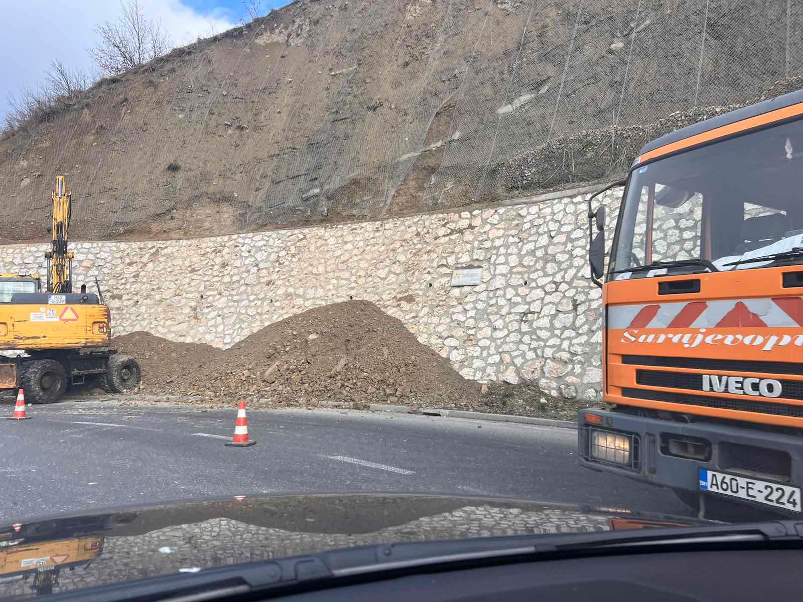 Teške mašine na kružnom toku, usporen saobraćaj kroz Vogošću