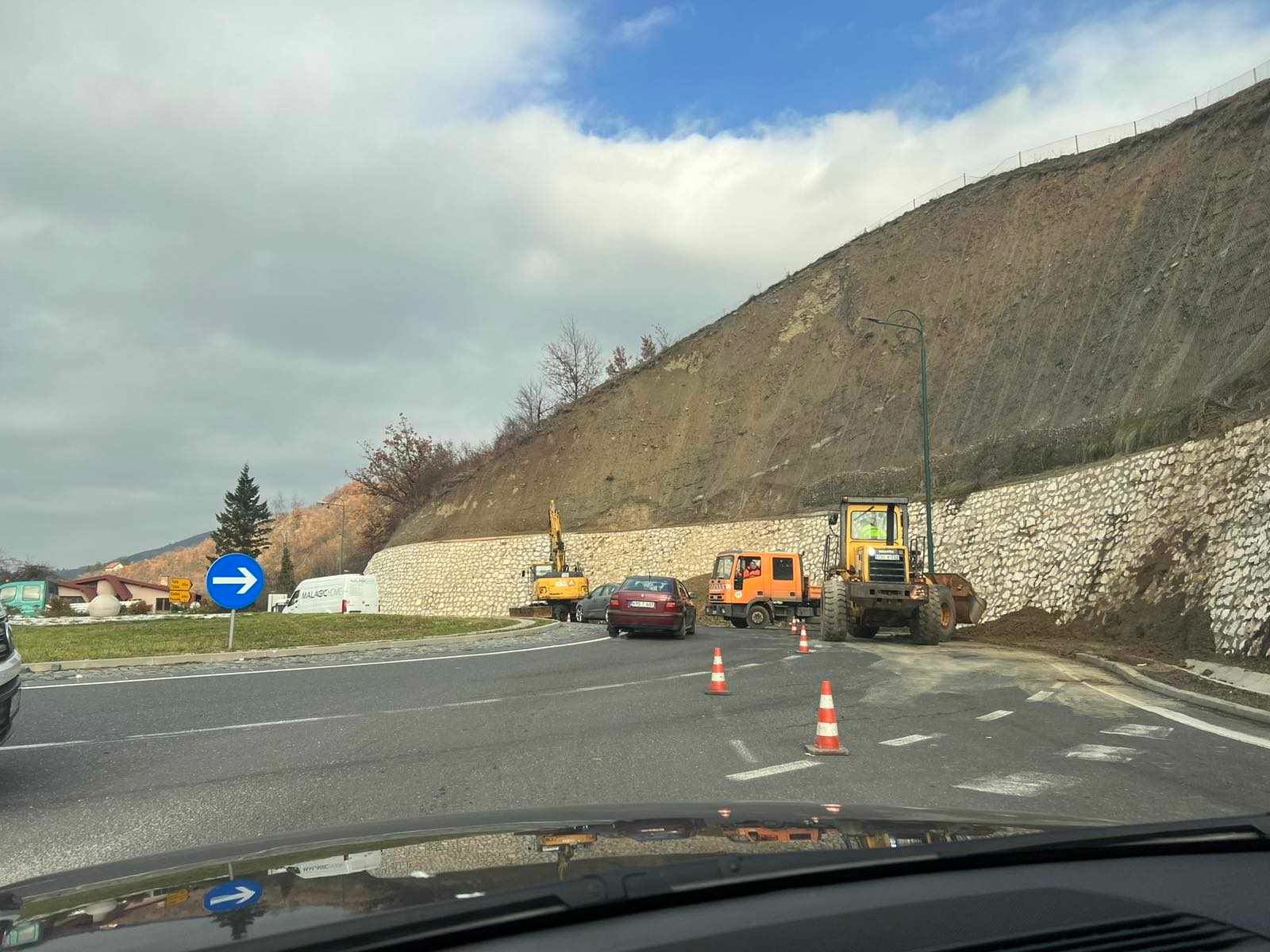 Teške mašine na kružnom toku, usporen saobraćaj kroz Vogošću