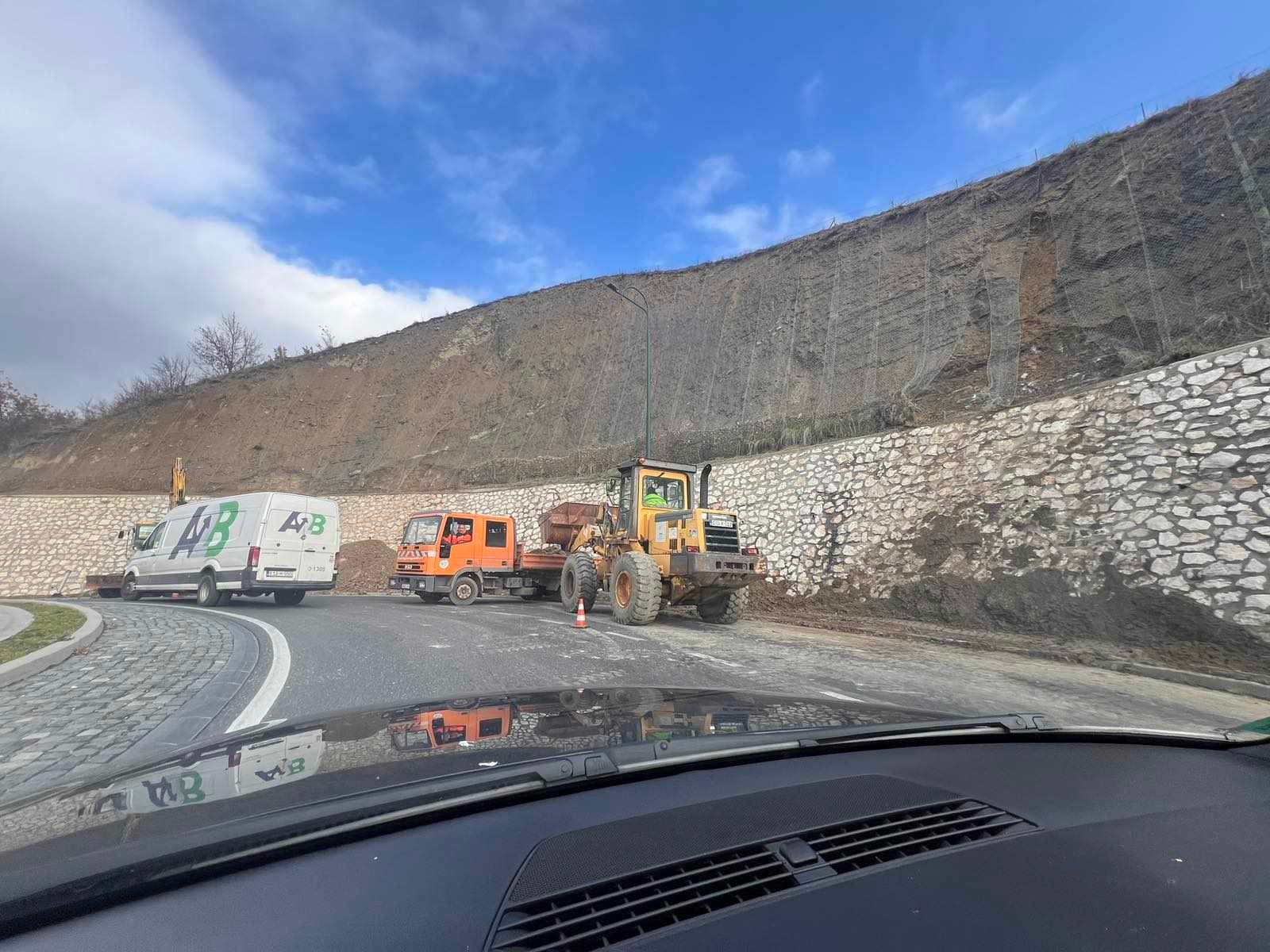 Savjetuje se opreznija vožnju uz napomenu da je zimska oprema i zakonski obavezna.