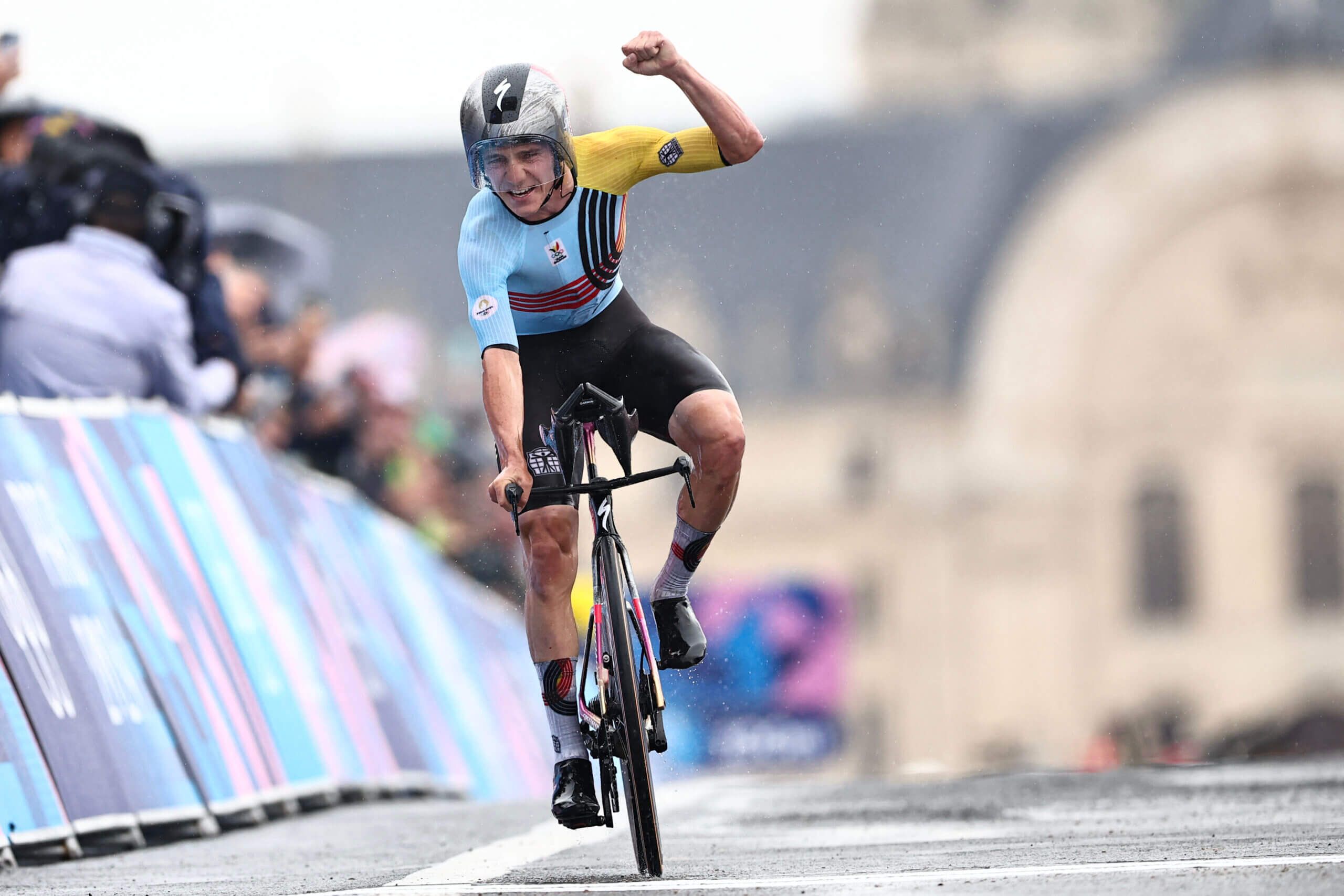 Belgijski mediji prenijeli su da Evenepul nije uspio da izbjegne vrata poštanskog vozila koja su se naglo otvorila. 