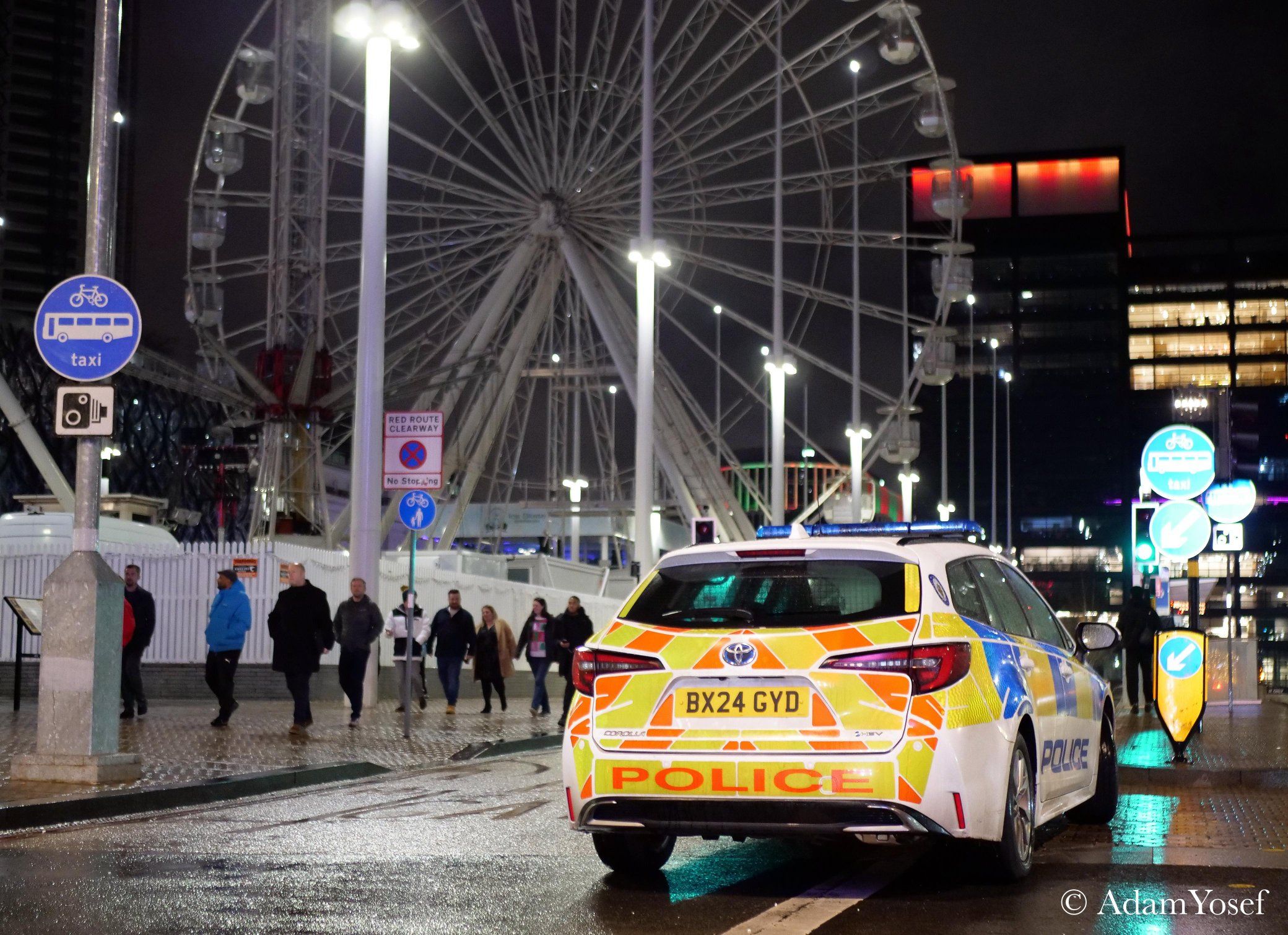 Iz vatrogasne službe West Midlandsa naveli su da je ringišpil "pao na razinu tla" oko 19.30 sati.
