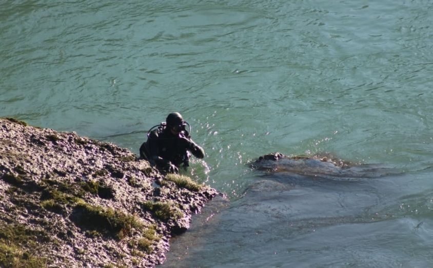 Na početku su zaronila dva tima ronilaca ispod mosta odakle je potraga i krenula, kasnije se priključio i treći tim, no nažalost, tijelo mladića još uvijek nije pronađeno