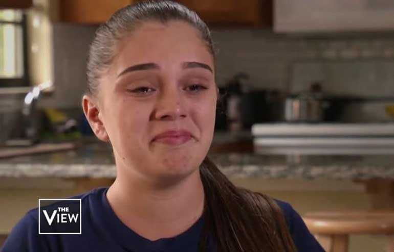 Ujedno im pomaže i oko domaće zadaće, a nekako nalazi vrijeme i da studira dok ujedno radi kao konobarica kako bi izdržavala porodicu