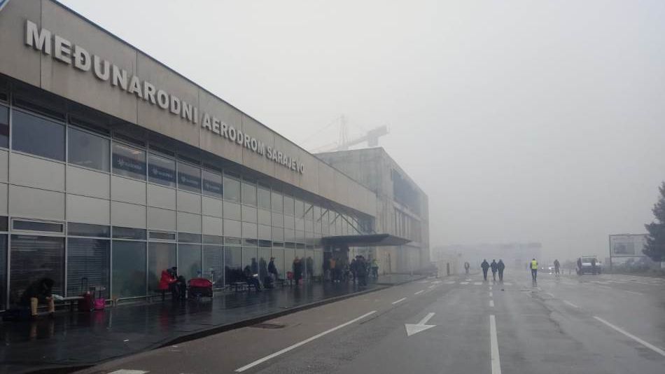 Zbog magle koja je "okovala" glavni grad Bosne i Hercegovine jutros je otkazano više letova sa Aerodroma Sarajevo.