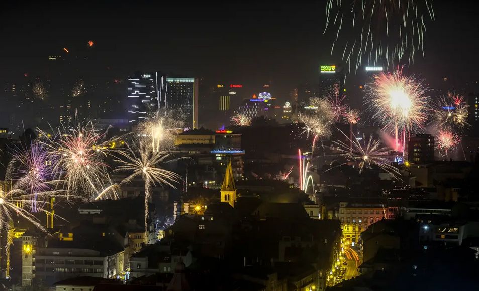 Sve je spremno za početak višednevne proslave kojom se Sarajevo pozicionira visoko na regionalnoj ljestvici kad je riječ o javnom obilježavanju dočeka Nove godine.
