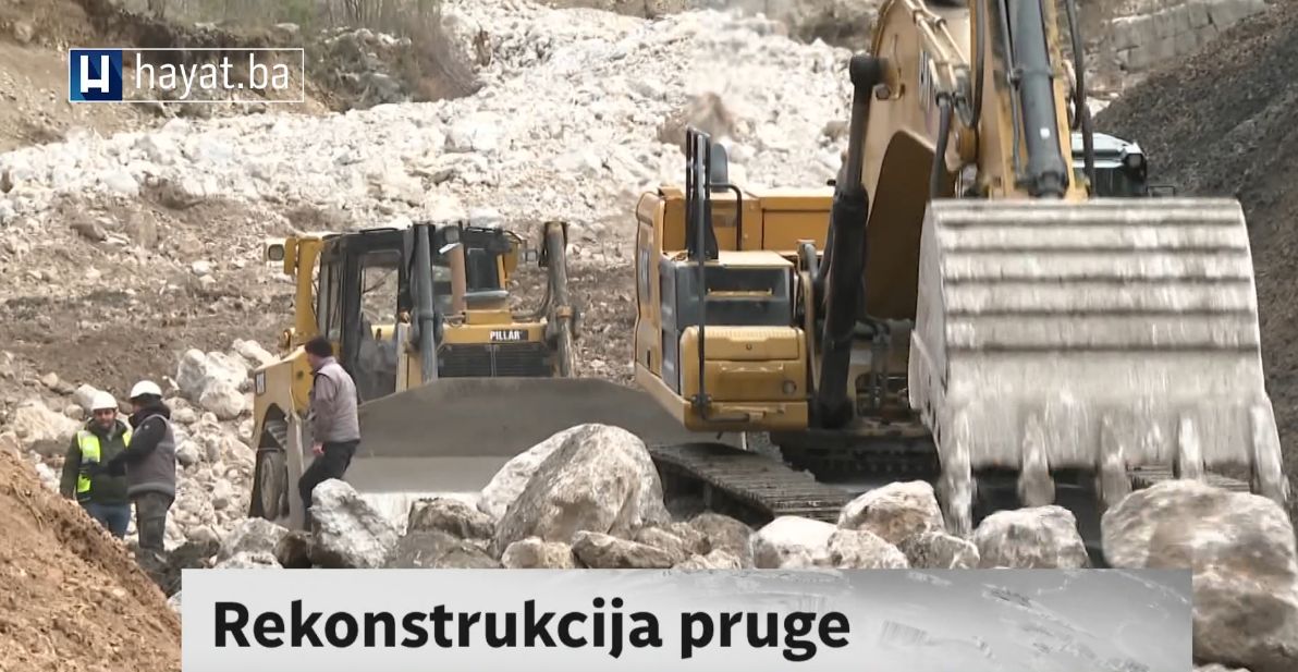 Mašine su u pogonu, a cilj je rekonstrukcija 80 metara pruge koja je uništena tokom poplava. 