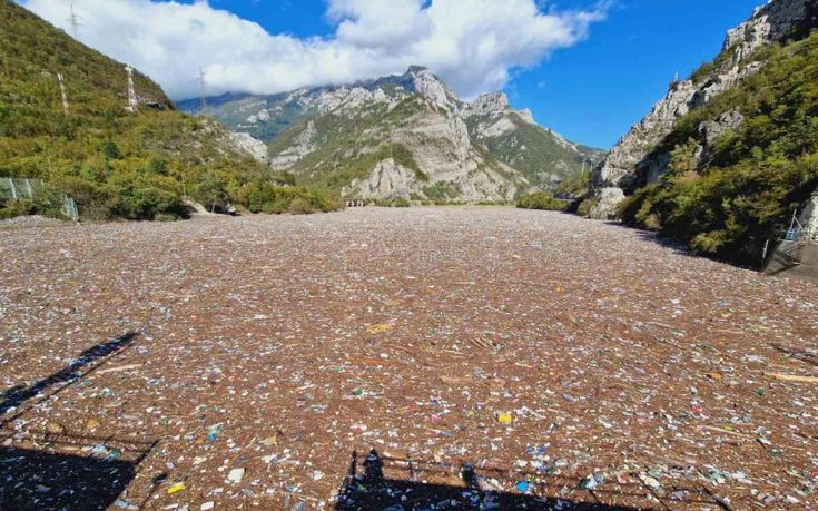 
S obzirom na enormne količine i vanrednu situaciju, u rješavanje problema uključila se i Federalna vodna inspekcija, Vlada FBiH putem resornih ministarstava i Ministarstvo turizma