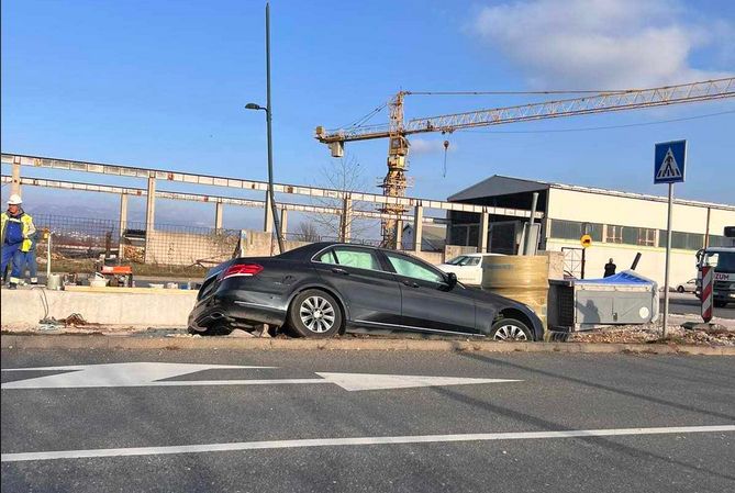 Nesreća u Sarajevu: Vozilo završilo na tramvajskim šinama!