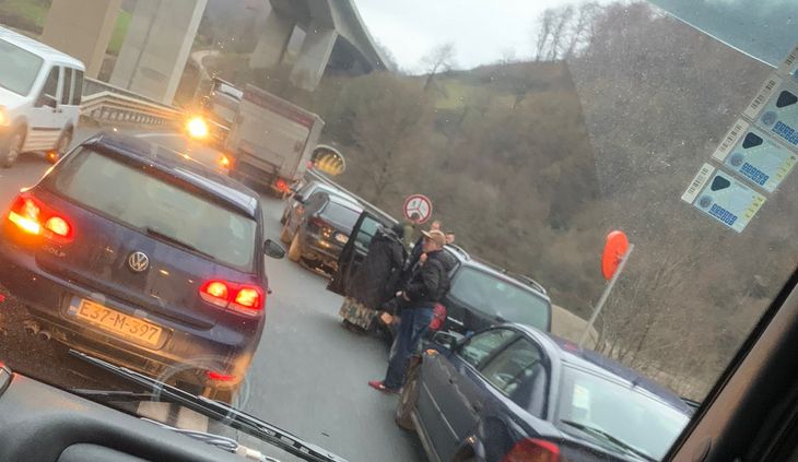 Na licu mjesta su pripadnici Policijske stanice Centar Zenica i Policijske stanice Nemila, koji vrše uviđaj i regulaciju saobraćaja.
