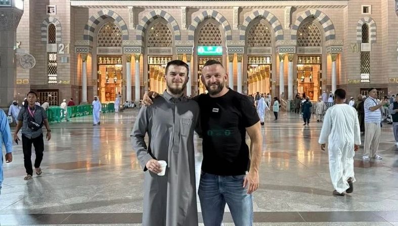 Fabjan je zatim posjetio i džamiju poslanika Muhammeda u Medini, gdje je boravio u društvu Gološa
