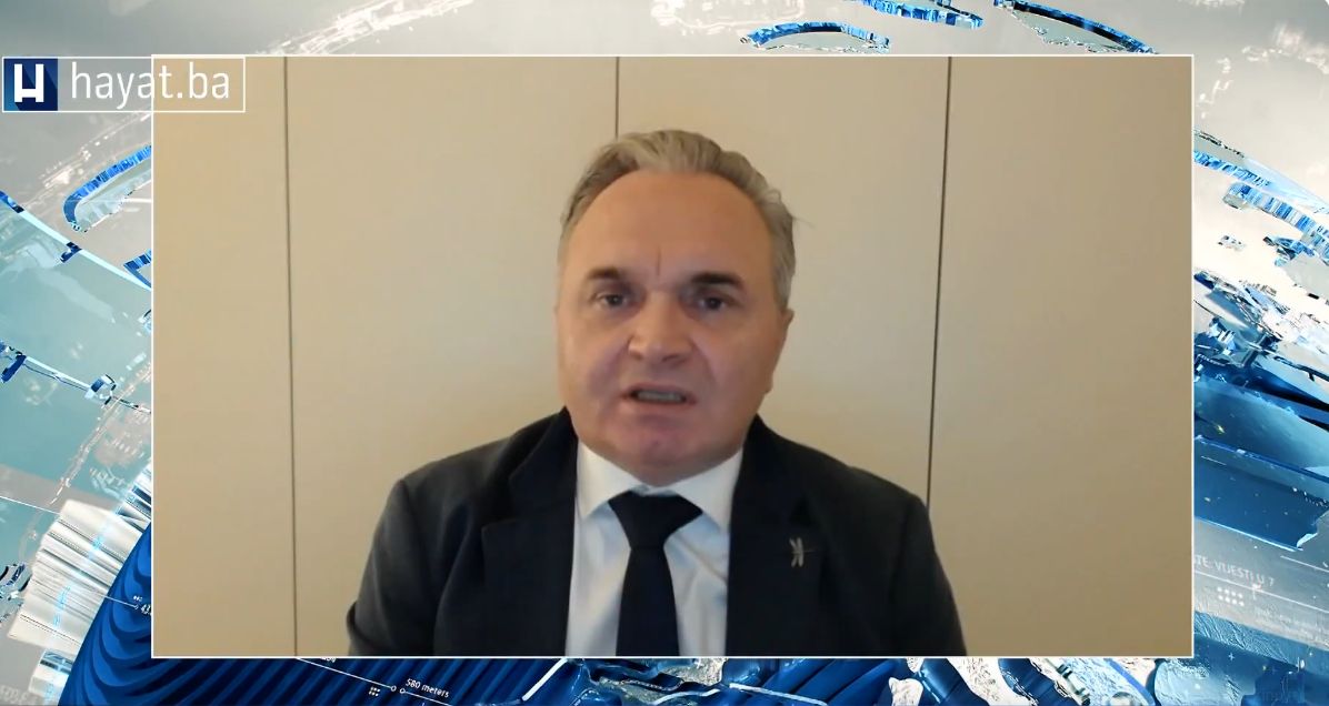 Veći dio javnosti u našoj zemlji je pohvalno gledao na njegov dolazak dok iz RS-a, iz njihovog političkog vrha brojne negativne kritike čak i prije samog dolaska