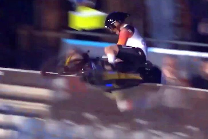 Incident se dogodio na početku posljednjeg kruga, a obje biciklistice su izletjele među gledatelje