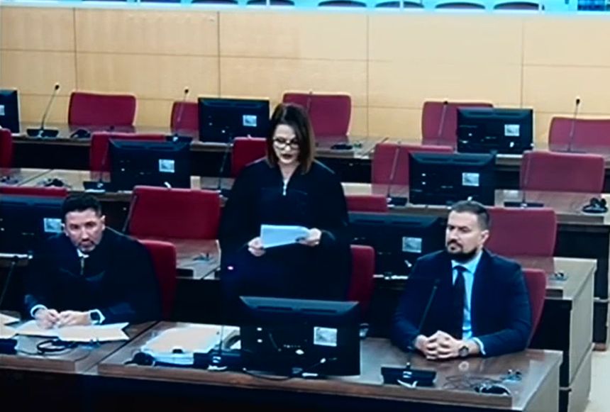 Sud BiH je Fikreta Hodžića proglasilo krivim za zloupotrebu službenog položaja, iako mu se to optužnicom Tužilaštva BiH nije stavljalo na teret. 