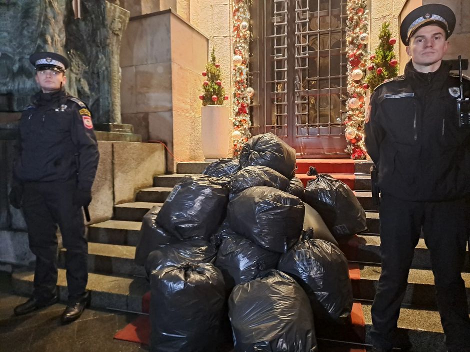Stanivuković je poručio danas sa protesta ispred Palate RS da "Banja Luka nije bankomat " i pred ovom institucijom ostavio "vreće sa 77 miliona KM"