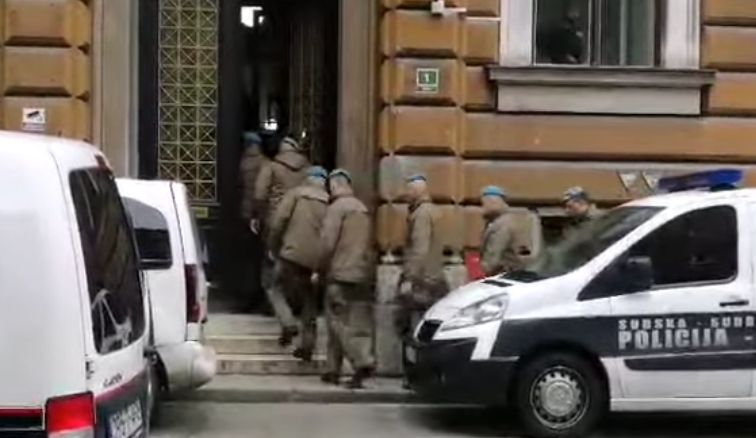 Prostorija ispred velike sudnice Kantonalnog suda Sarajeva je puna pripadnika MUP-a Kantona Sarajevo koji su došli da podrže porodice ubijenih kolega