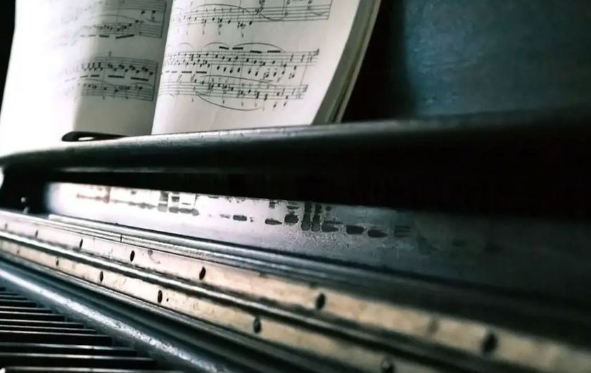 Britanac Reja Ivli, 88-godišnja umirovljenica, nakon 67 godina završio je osmi razred muzičke škole, odjel klavira, s odličnim uspjehom.