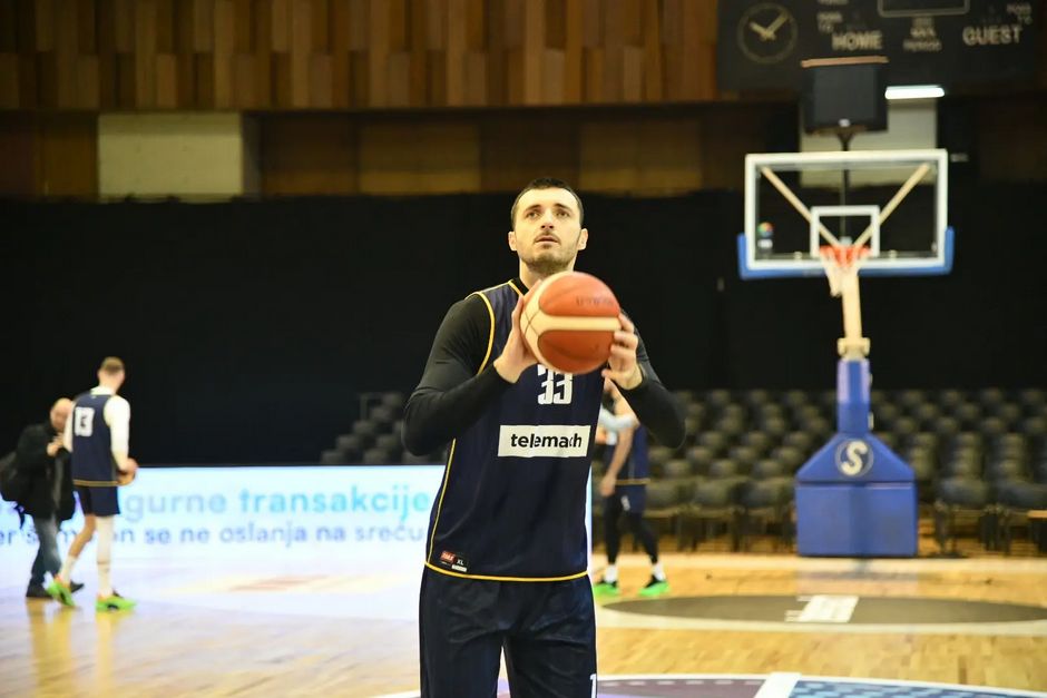 Lončar je rođen u Livnu, a u dosadašnjoj karijeri nastupao je i za Široki, Porto, Stal Ostrow, Cedevitu Junior te Al Nassrt