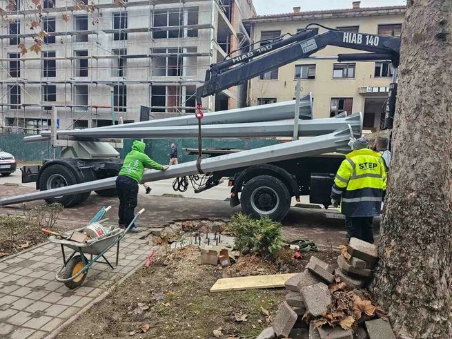 Radovi na montaži opreme kontaktne mreže se izvode i u dnevnoj i noćnoj smjeni, s ciljem minimiziranja saobraćajnih zastoja na izuzetno zahtjevnoj dionici radova